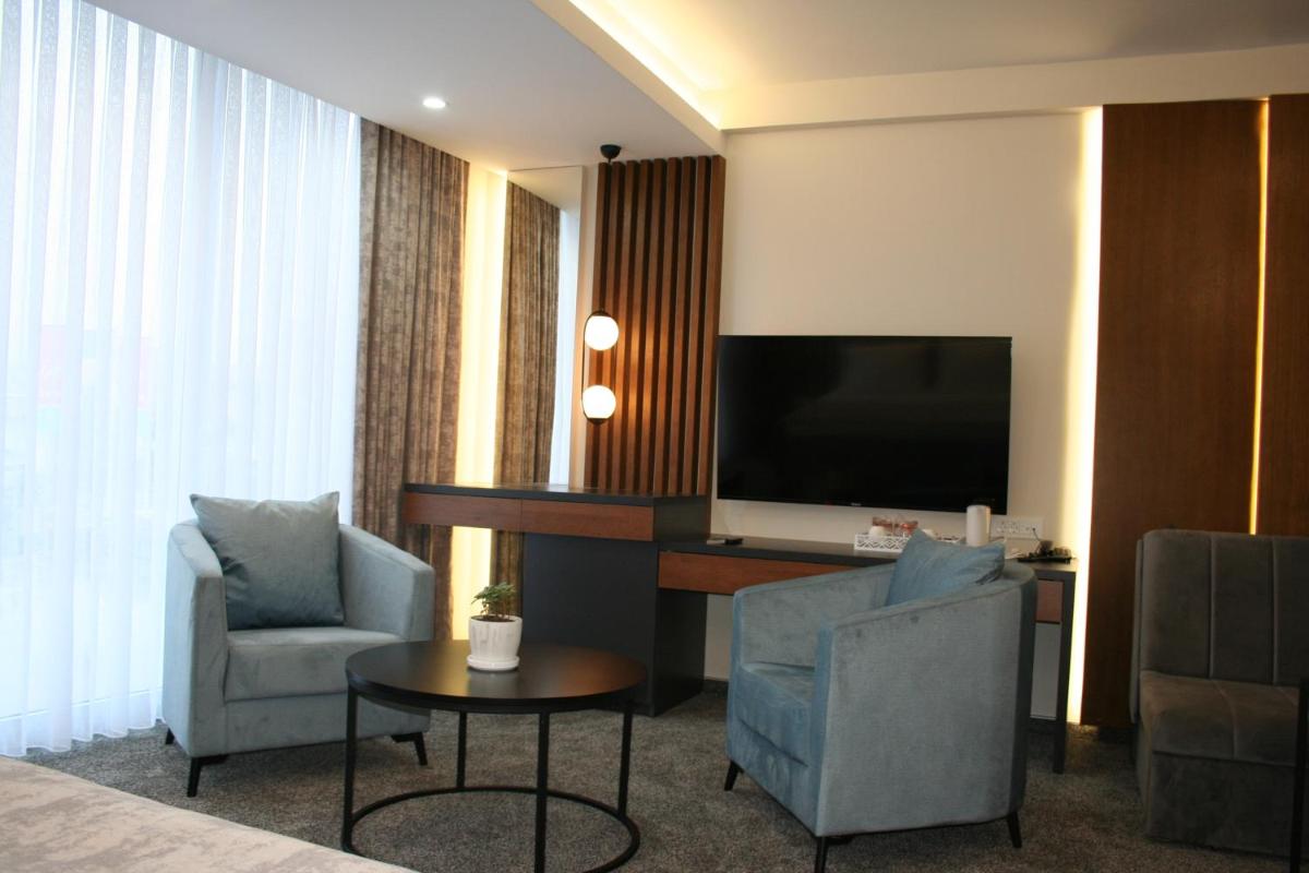 Hotel La More - Housity