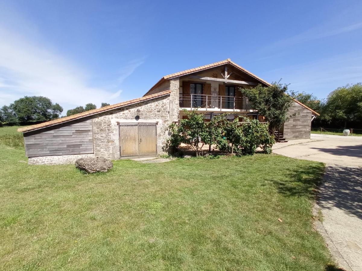 La Millière - Chambres d'hôtes - Piscine & campagne - Marie-Anne & Marie-Adélaïde - Housity