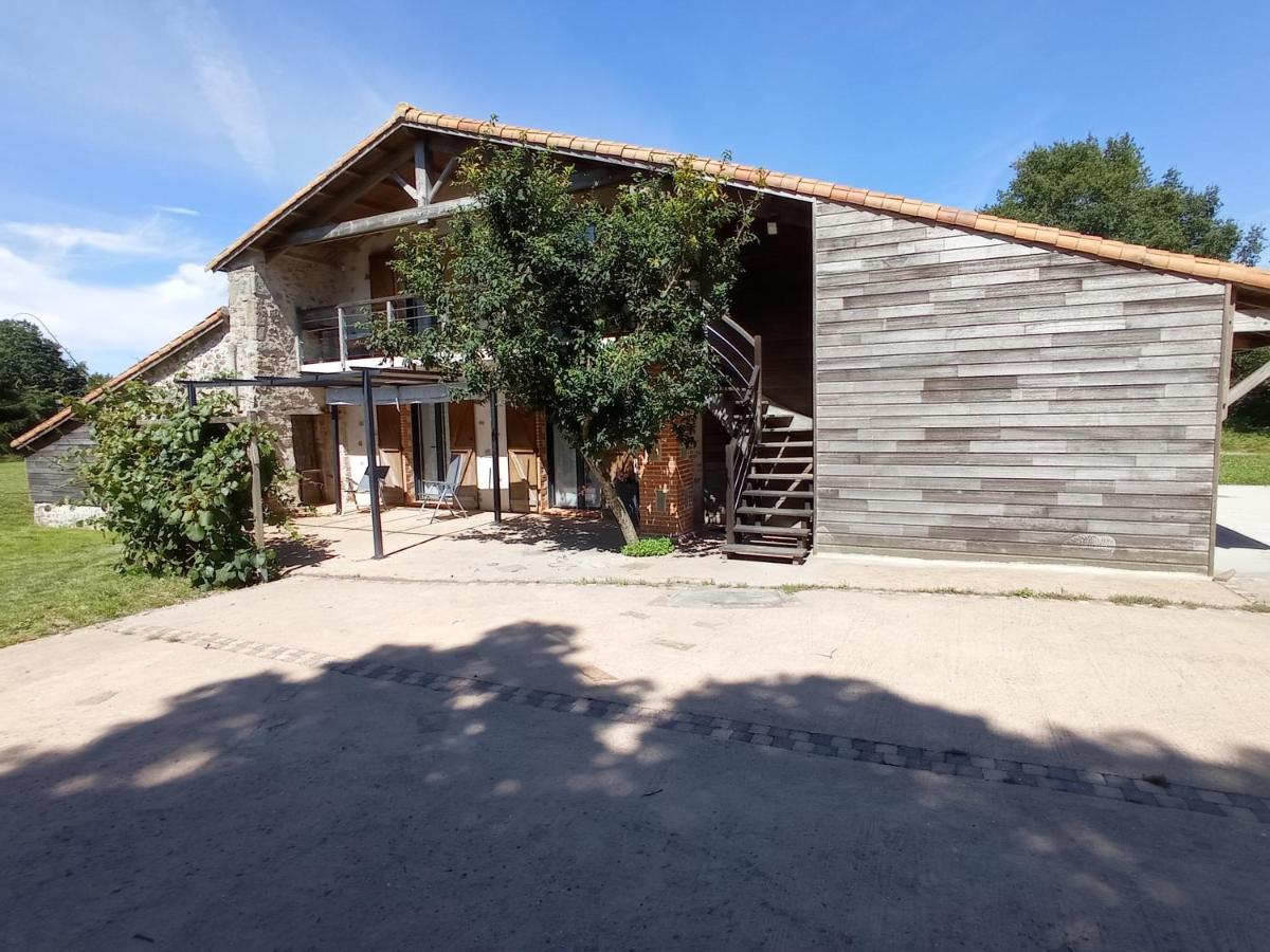La Millière - Chambres d'hôtes - Piscine & campagne - Marie-Anne & Marie-Adélaïde - Housity