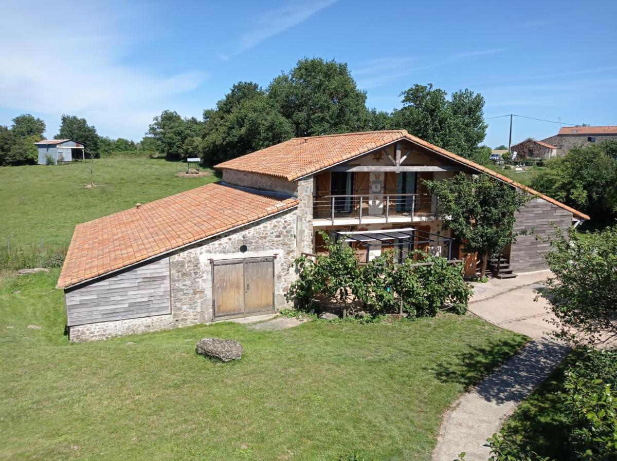 La Millière - Chambres d'hôtes - Piscine & campagne - Marie-Anne & Marie-Adélaïde - Housity