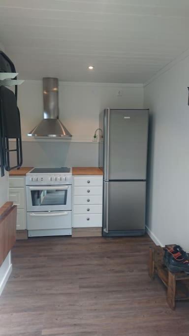 Nyrenoverad charmig gäststuga med sovloft i Järpen - Housity