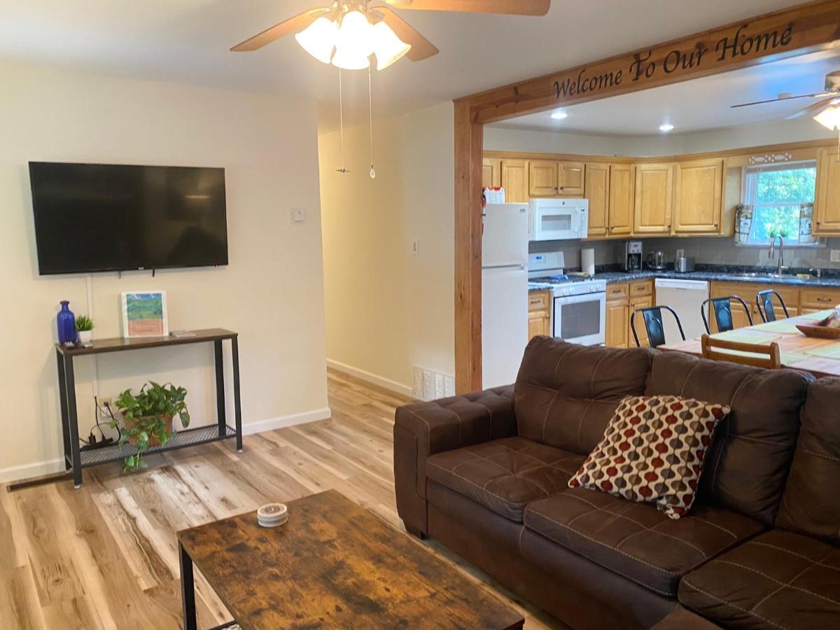 Hot Tub With Mountain Views, Fire Pit, Grill & Game Room - Housity