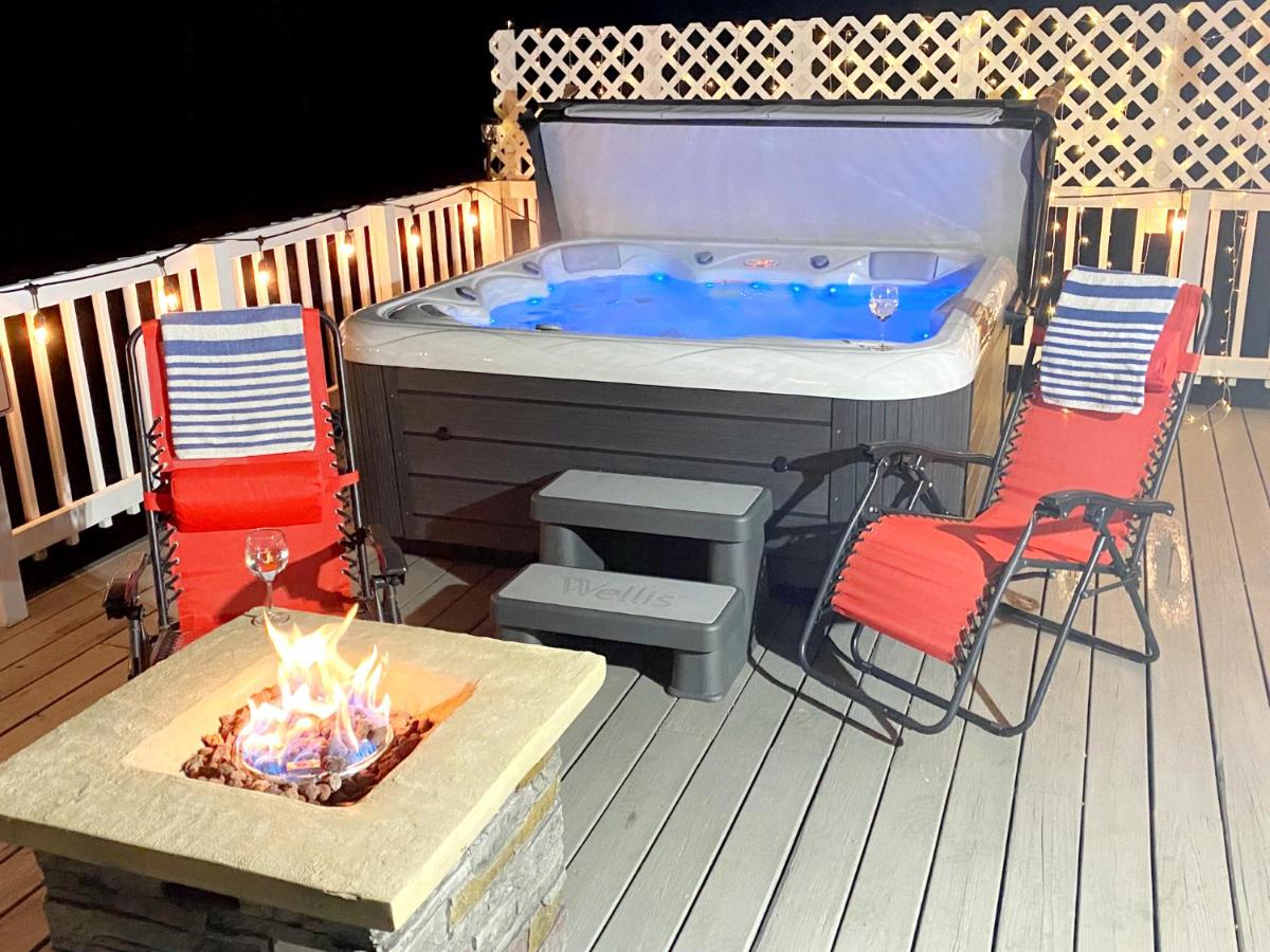 Hot Tub With Mountain Views, Fire Pit, Grill & Game Room - Housity