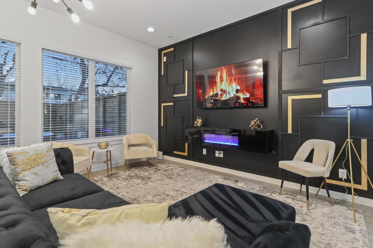 Hot tub Hotspot - Backyard, Movie Room - NRG - Housity
