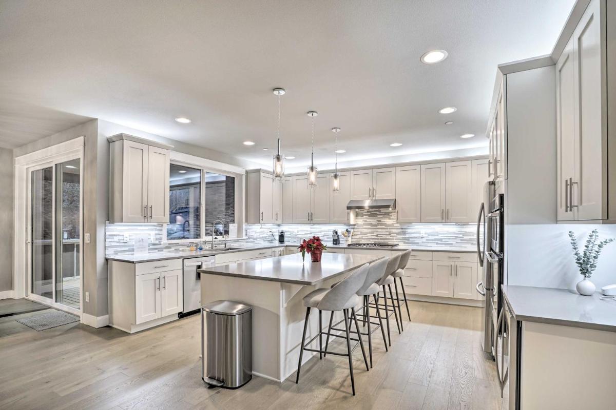 Lake Stevens Estate with Sauna and Hot Tub - Housity
