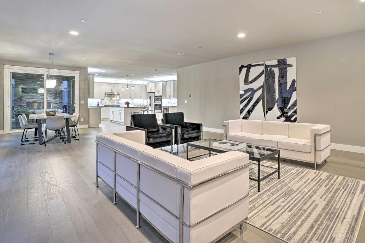 Lake Stevens Estate with Sauna and Hot Tub - Housity