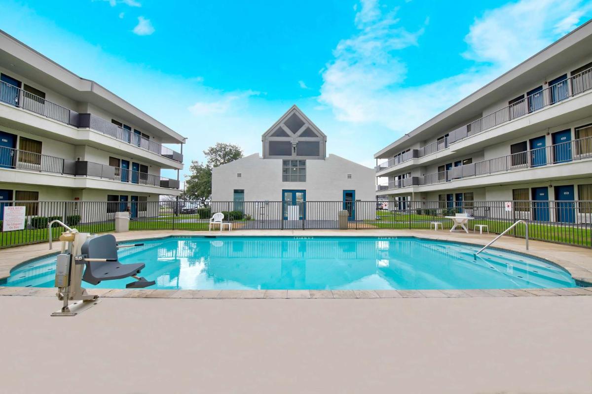 Studio 6-San Antonio, TX - Airport - Housity