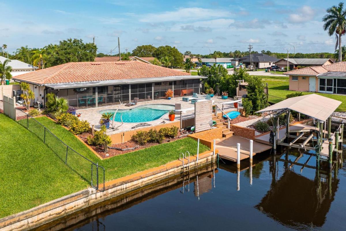 Aqua Escape - Cape Coral - Roelens Vacations Gulf Access- Minutes to the River- Kayaks-Dog Friendly - Housity