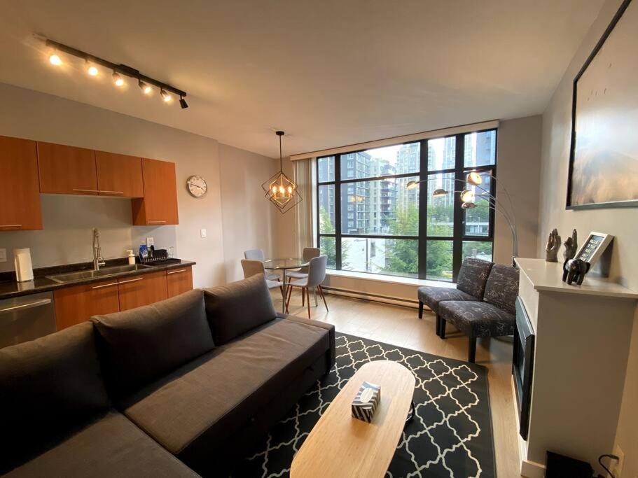 ENTIRE CONDO IN HEART OF DOWNTOWN VANCOUVER - Housity