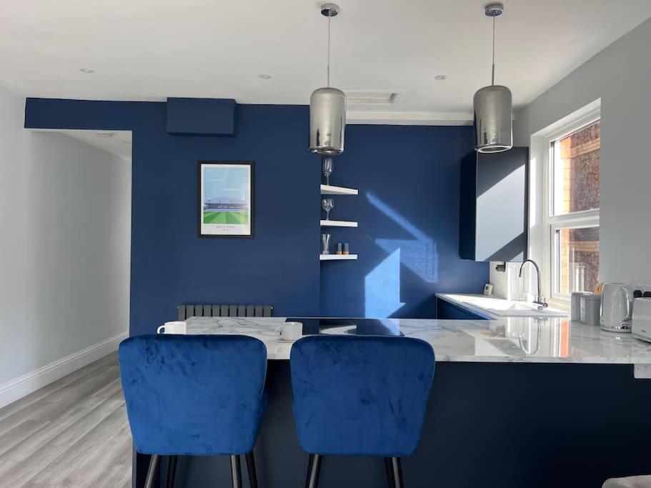 Cedars Place, by Home Host, walking distance to city centre - Housity