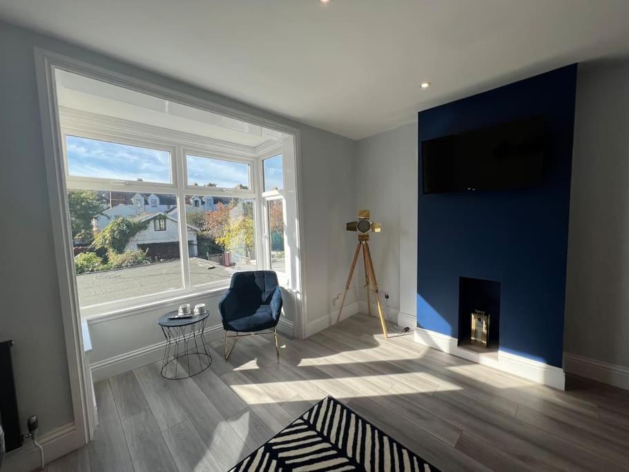 Cedars Place, by Home Host, walking distance to city centre - Housity