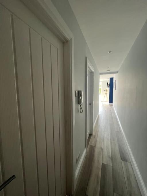 Cedars Place, by Home Host, walking distance to city centre - Housity