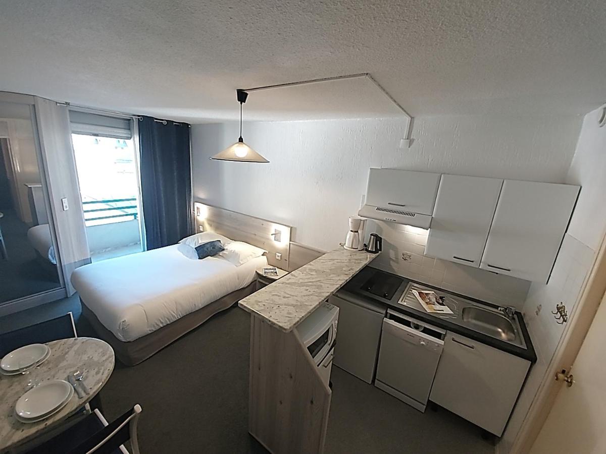 Cuisine ou kitchenette dans l'établissement Hôtel-Résidence Le Lys