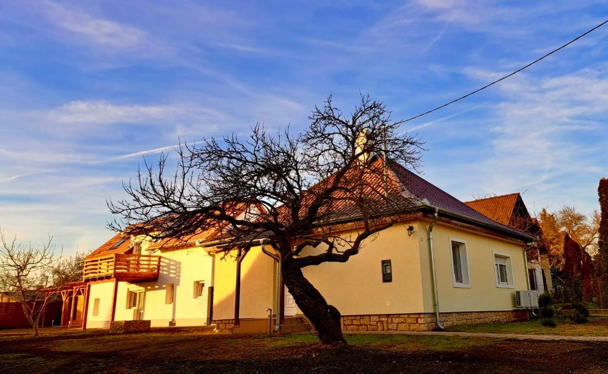 Amande House & Cottage - Housity