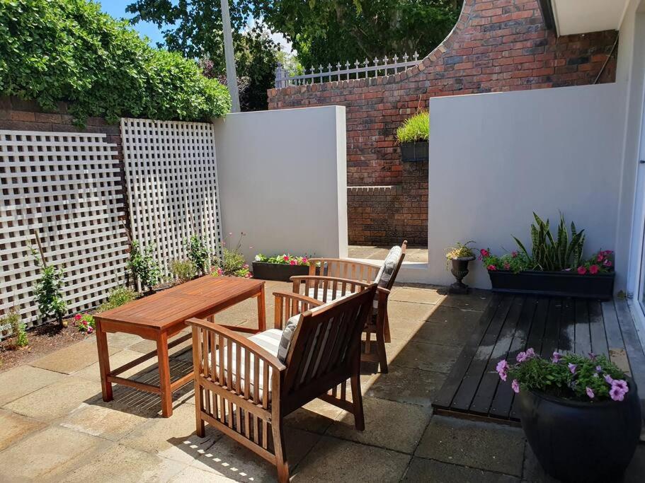 Oak Self Catering Cottage - Housity
