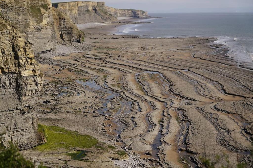 Yellow Welsh Cottage-Coastal Retreat Village View - Housity