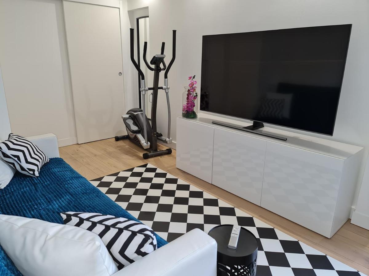 Chambre, Salle de bain et salon privé - Paris La Défense - Housity