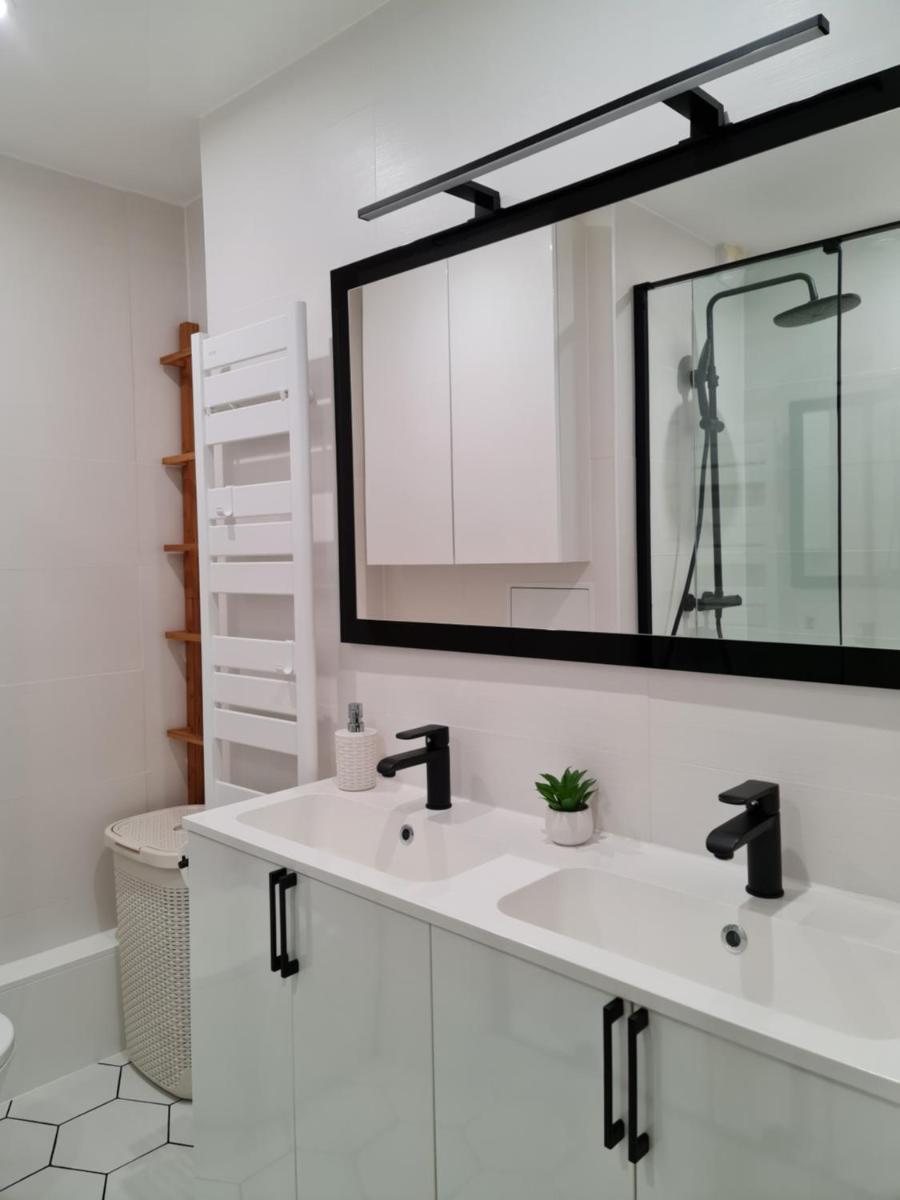 Chambre, Salle de bain et salon privé - Paris La Défense - Housity