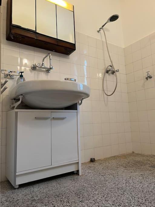 Premium room in a big house - Housity