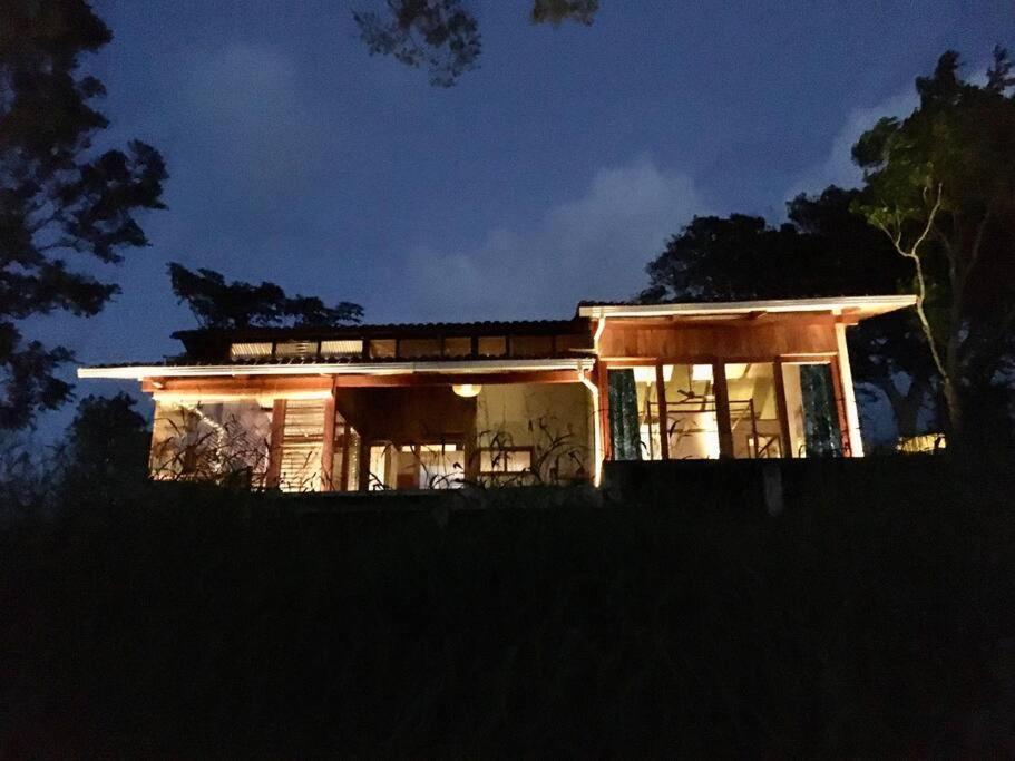 Luxury off-grid peaceful house with stunning view - Housity