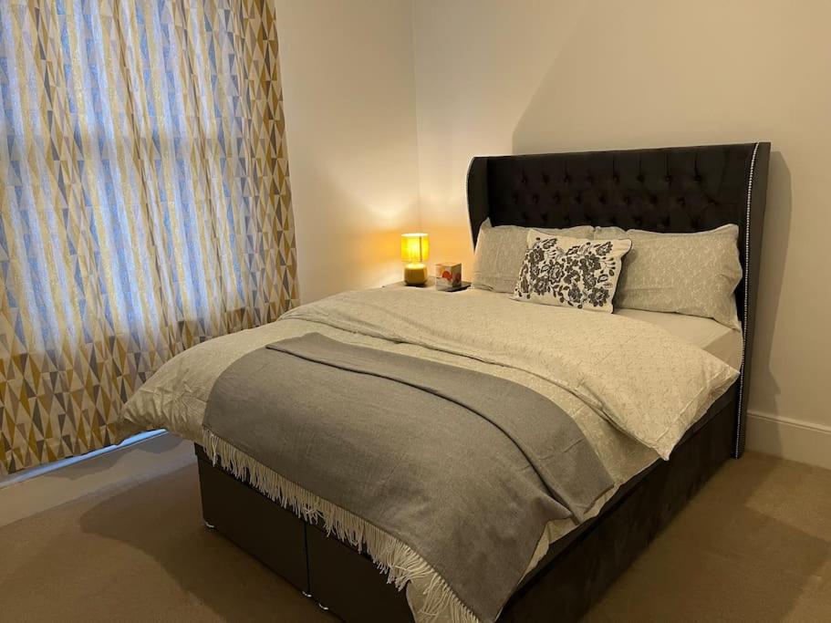 Bright & Spacious 2 bed Apartment - Housity