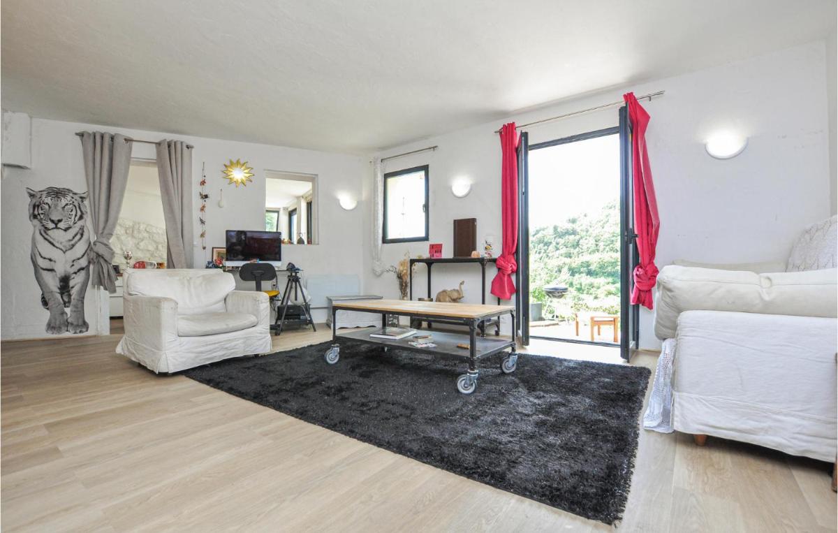 2 Bedroom Lovely Home In Saint-Jeannet - Housity