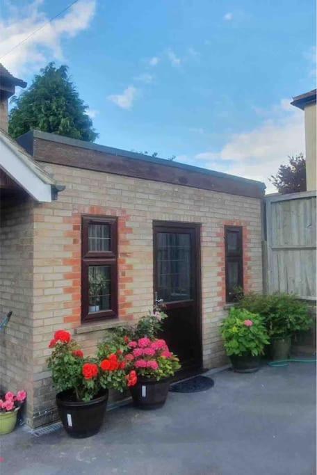 Lovely 1 bed Studio Apartment with free parking - Housity