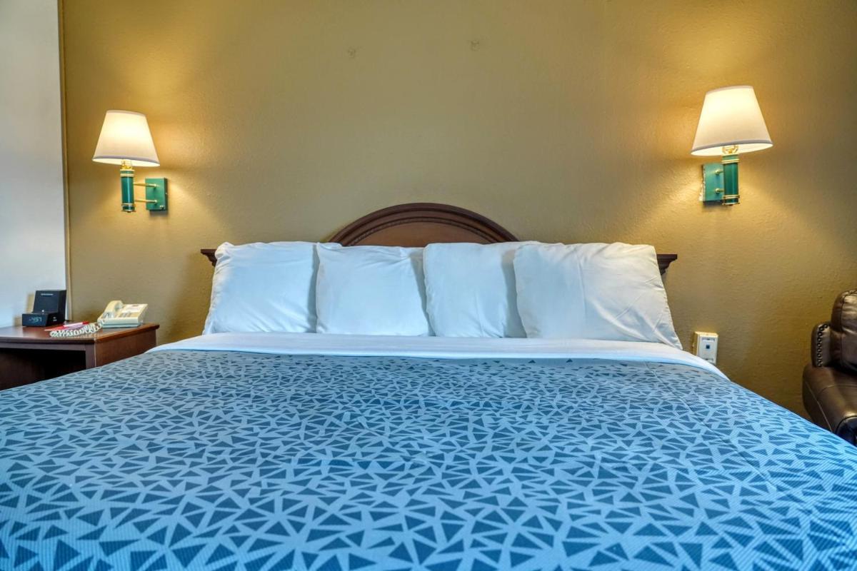Econo Lodge - Housity