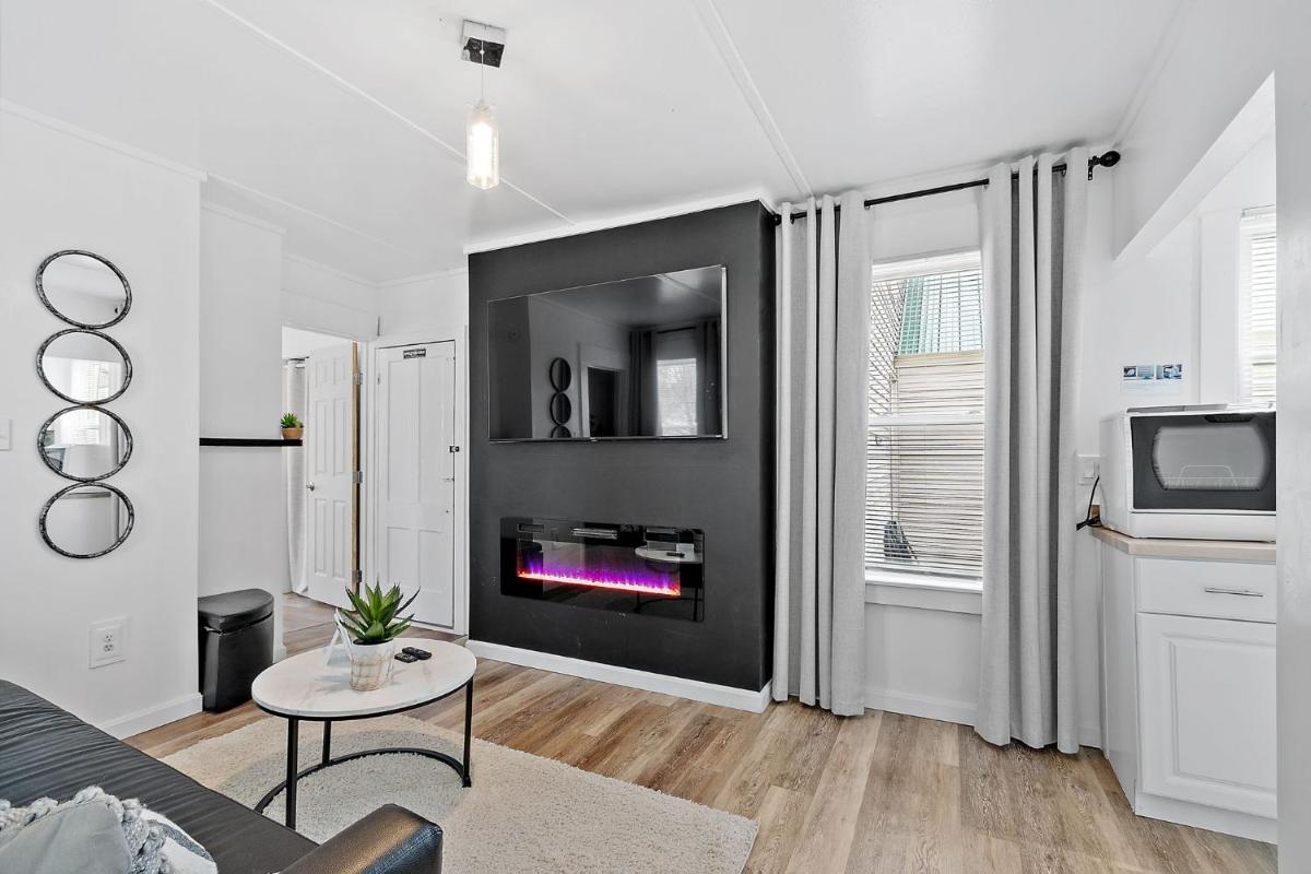 NEW! Cozy & Modern unit w Private HOT TUB & Backyard - Housity