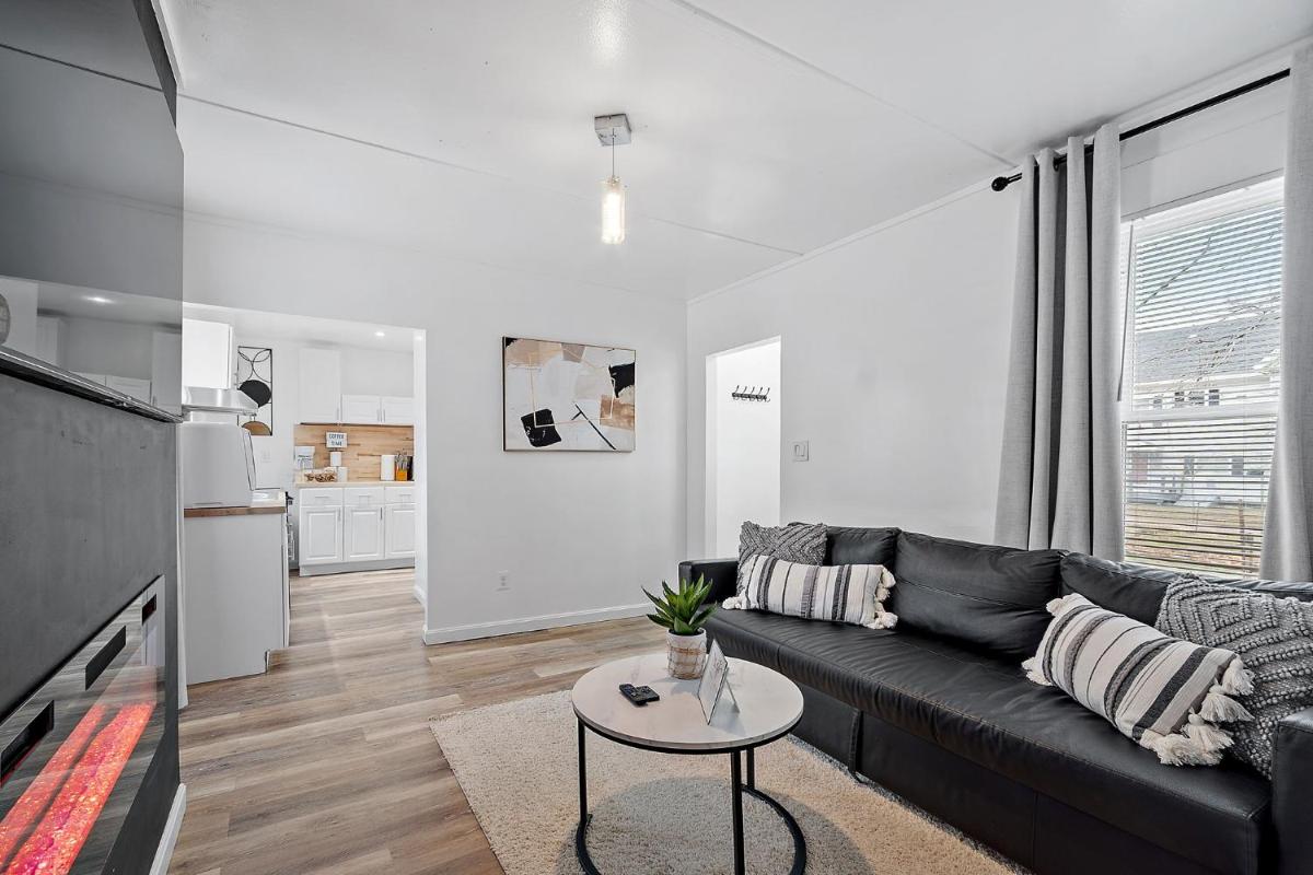 NEW! Cozy & Modern unit w Private HOT TUB & Backyard - Housity