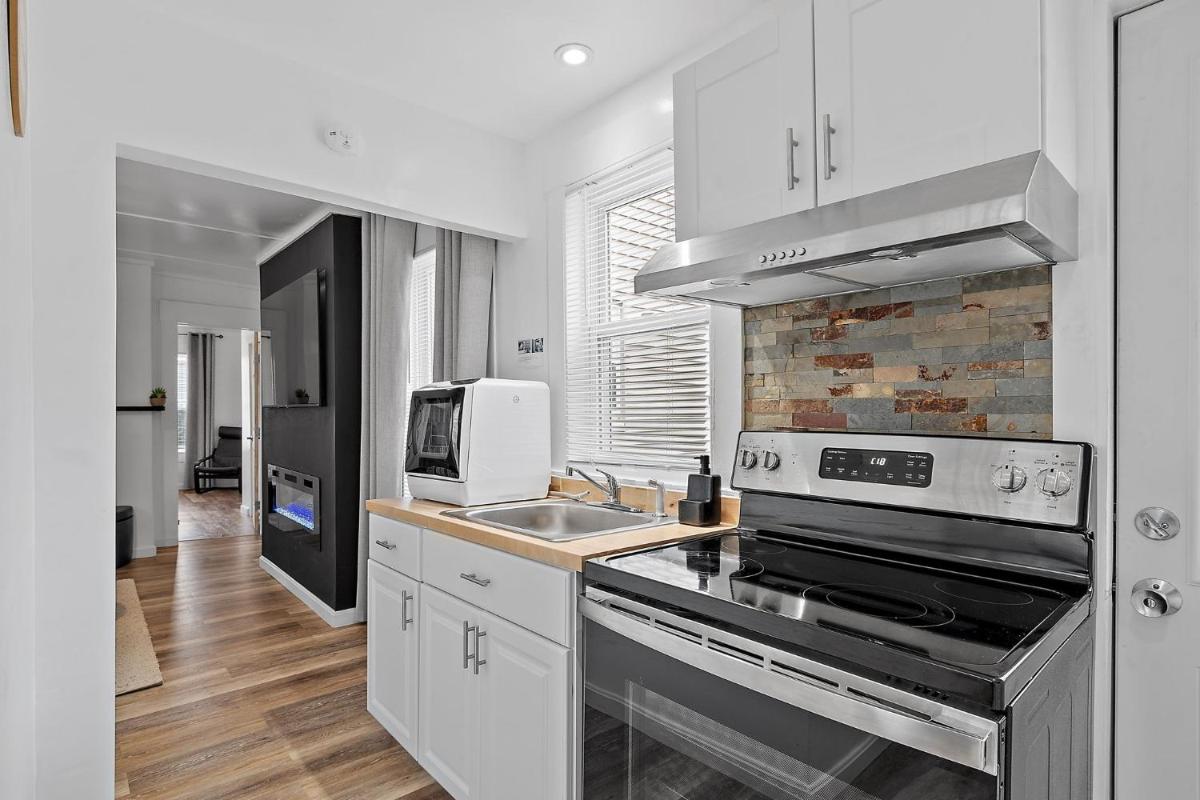 NEW! Cozy & Modern unit w Private HOT TUB & Backyard - Housity