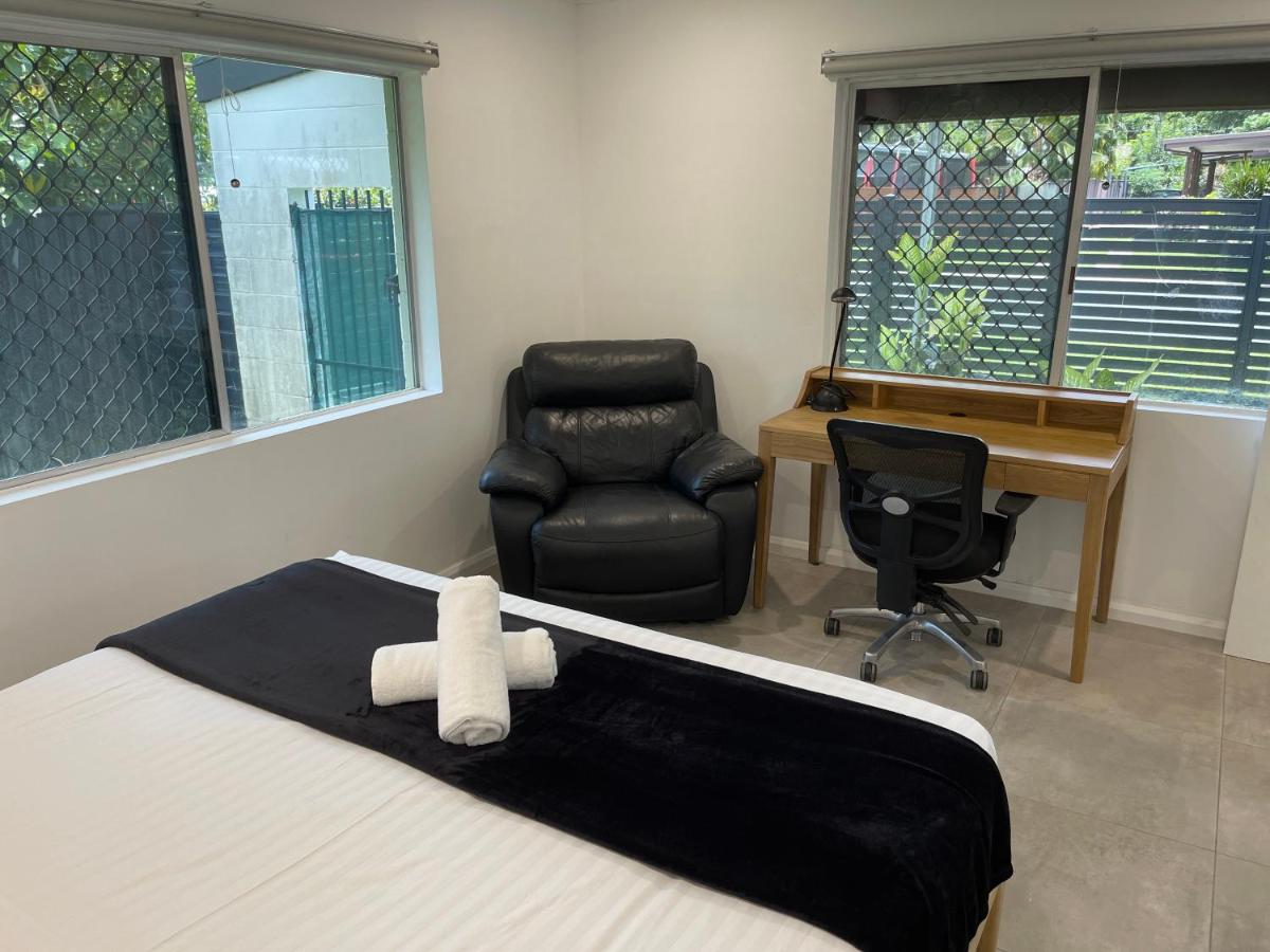 Cairns / Edge Hill Stylish Villa A - Housity