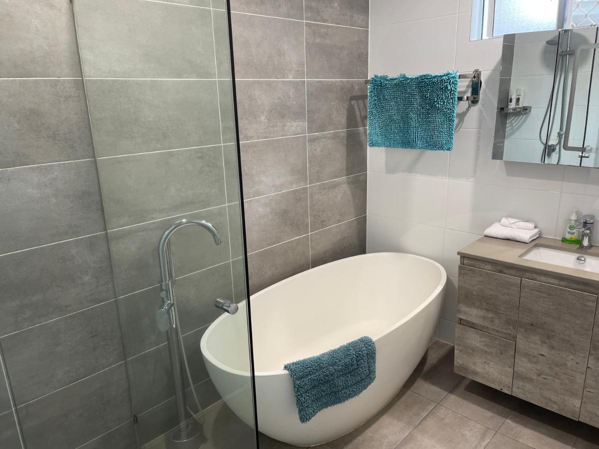 Cairns / Edge Hill Stylish Villa A - Housity