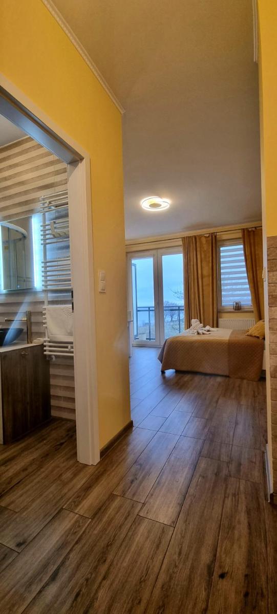 Apartament "Złoty relaks" tuż przy plaży z balkonem z widokiem na Hel i hamakami - Housity