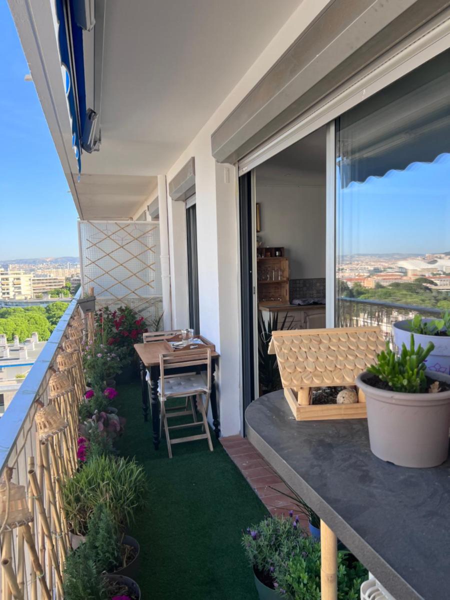 Marseille-Appartement avec vue panoramique sur les Iles du Frioul, et sur la ville. - Housity