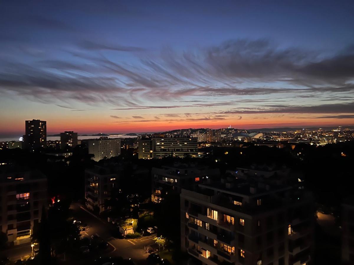 Marseille-Appartement avec vue panoramique sur les Iles du Frioul, et sur la ville. - Housity