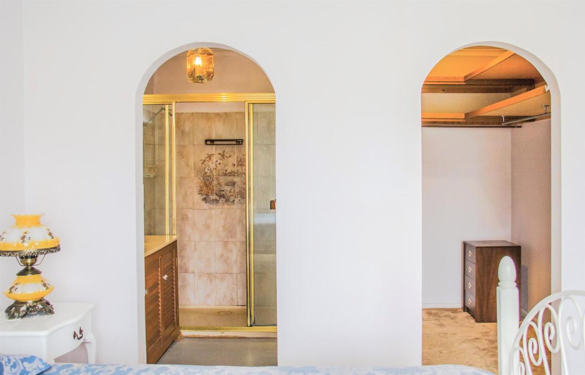 带浴室和步入式衣柜的舒适主卧Master bedroom with Shower room - Housity