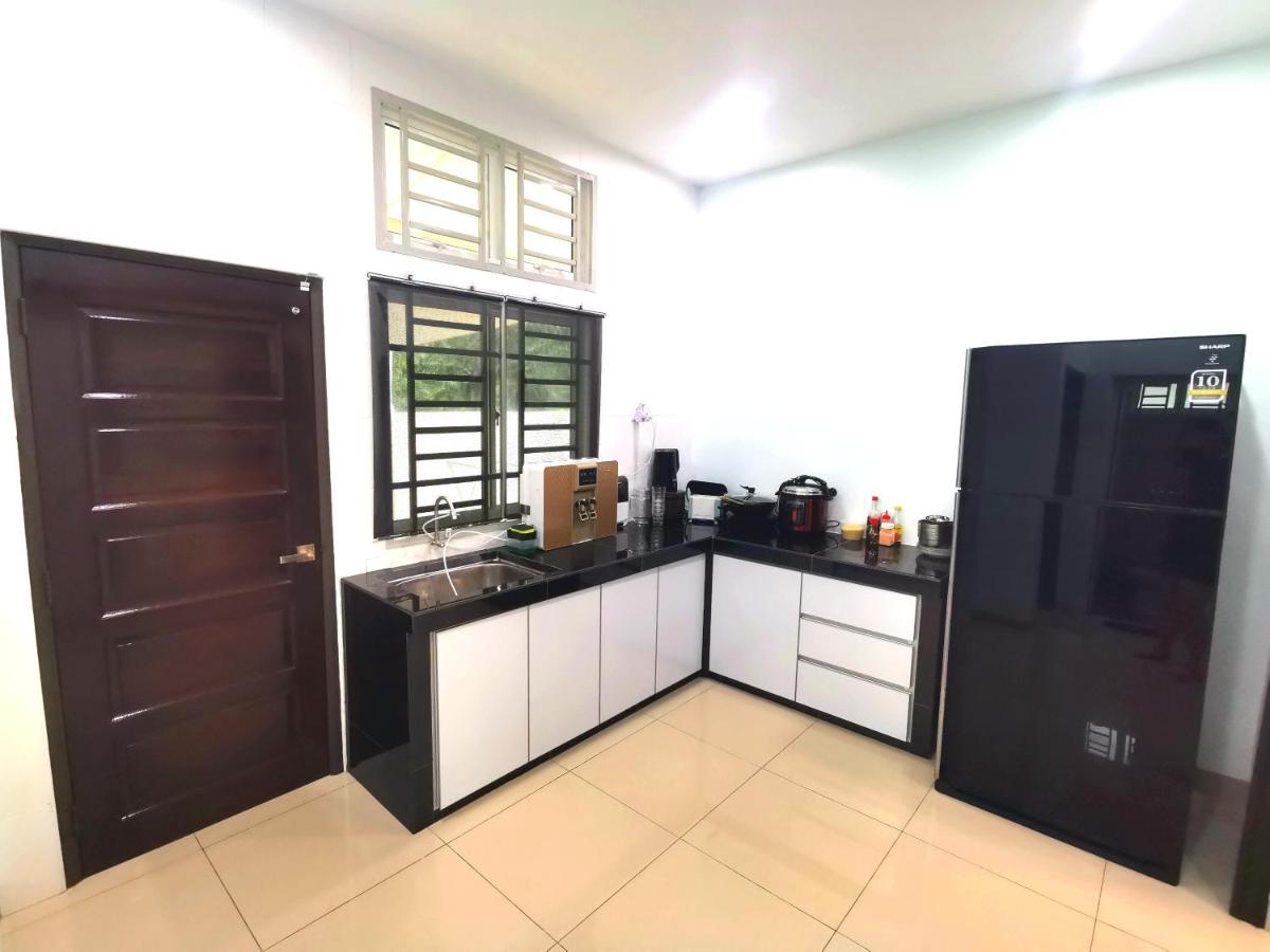 Suitetrails - Batu Pahat Karaoke LawnView TvBox BBQ Villa