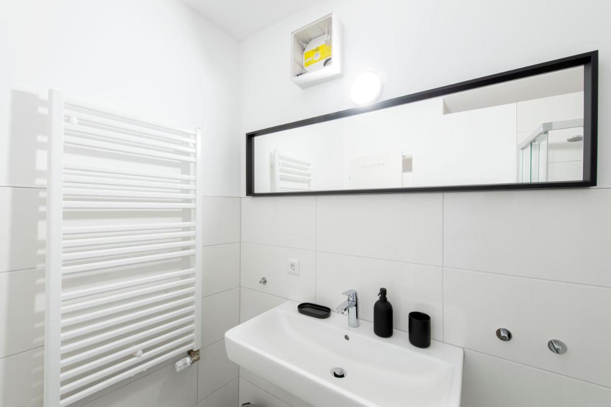 Stay and Work Apartment - 6 single beds - Housity