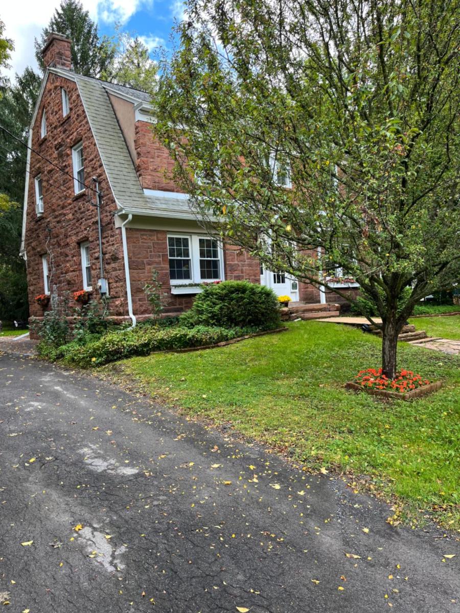Scheller House Downtown- 2600 square foot- 4 bedroom -1920 Historic - Housity