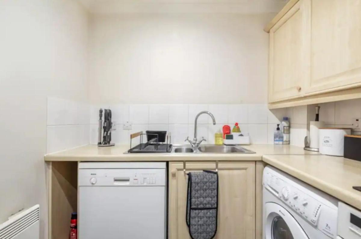 1 Bedroom Flat with Free Parking - Housity