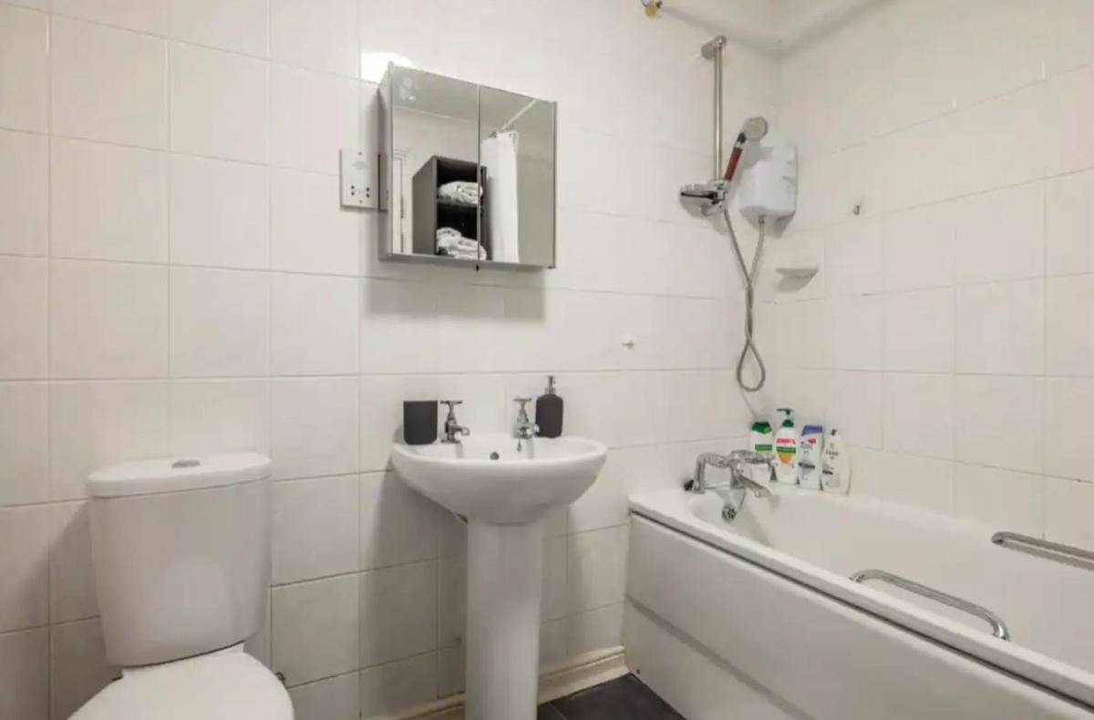 1 Bedroom Flat with Free Parking - Housity