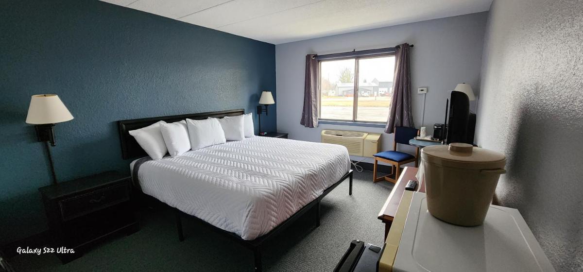 The Oasis Hotel & Bar - Housity