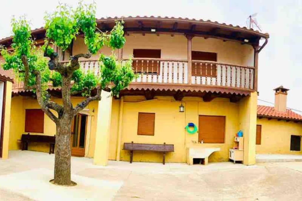 Astorga. León. Piscina. Casa Val de San Lorenzo. - Housity
