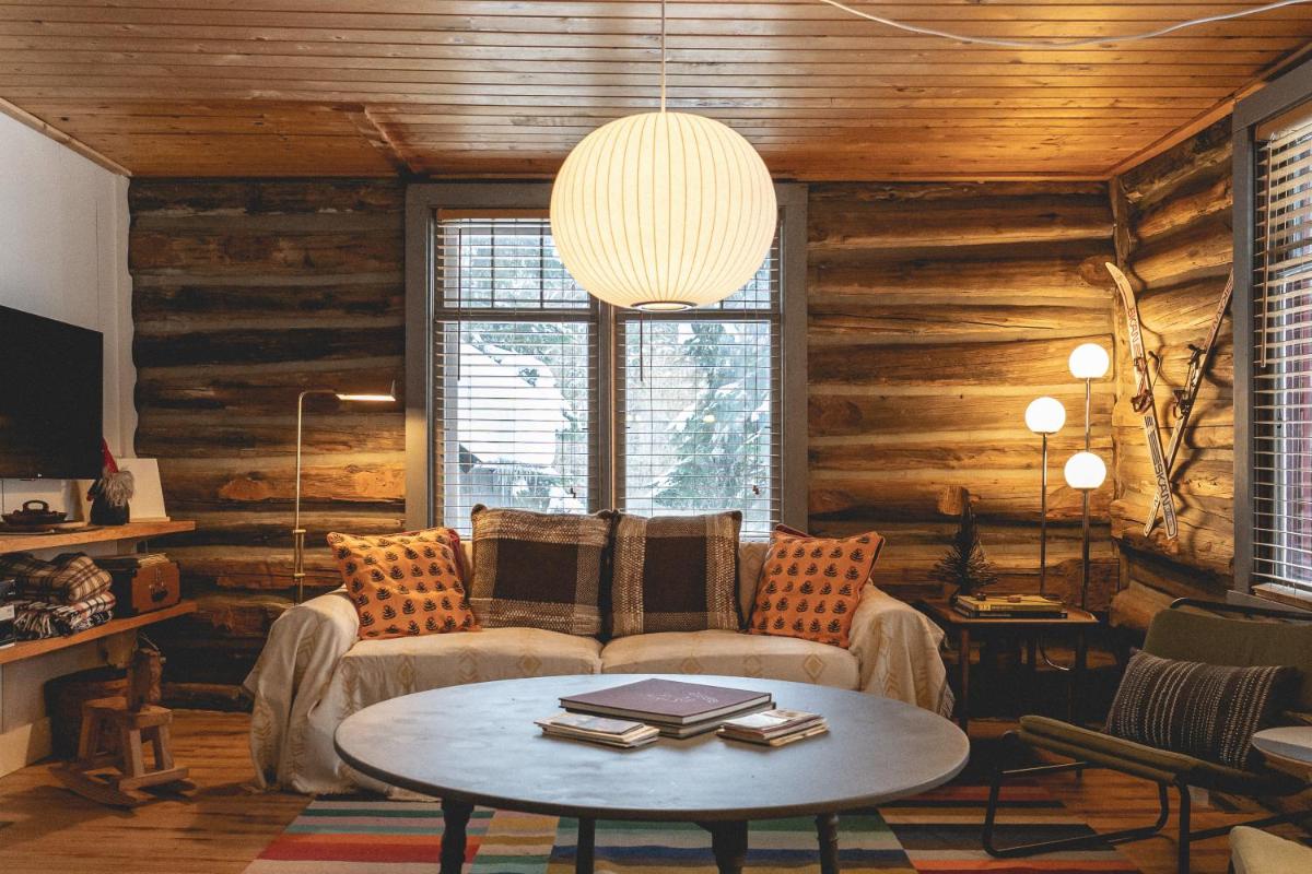NEW! Log cabin retreat with modern updates sleeps 14 - Housity