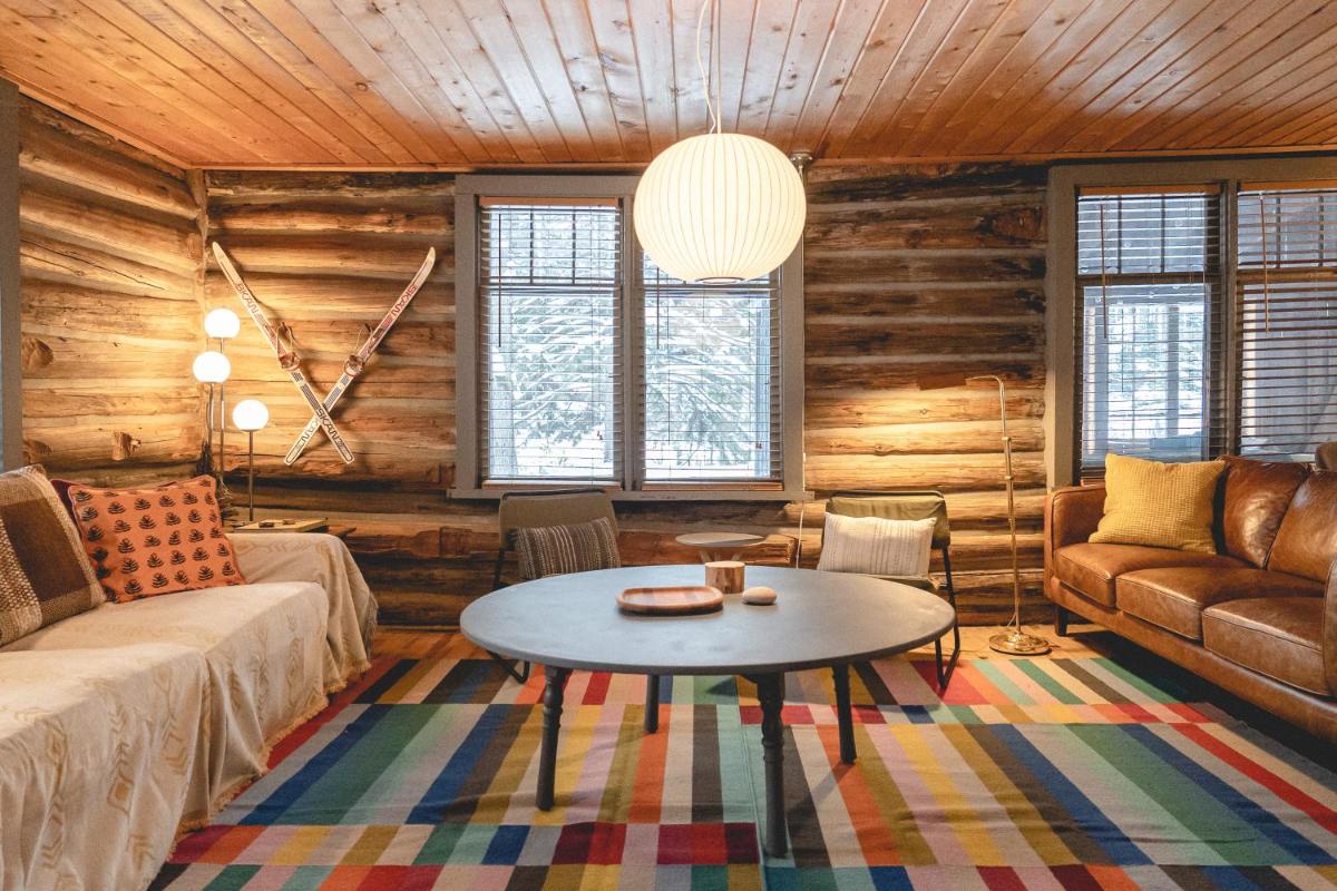 NEW! Log cabin retreat with modern updates sleeps 14 - Housity