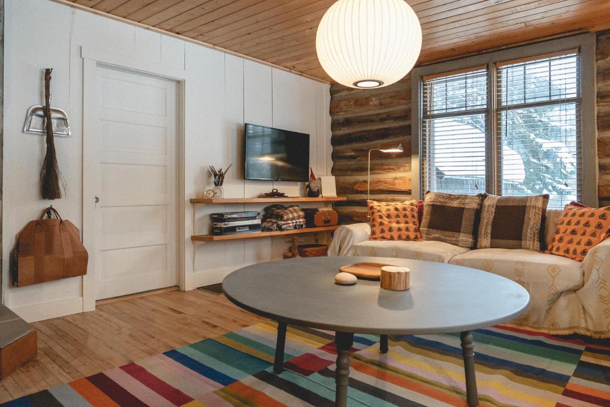 NEW! Log cabin retreat with modern updates sleeps 14 - Housity