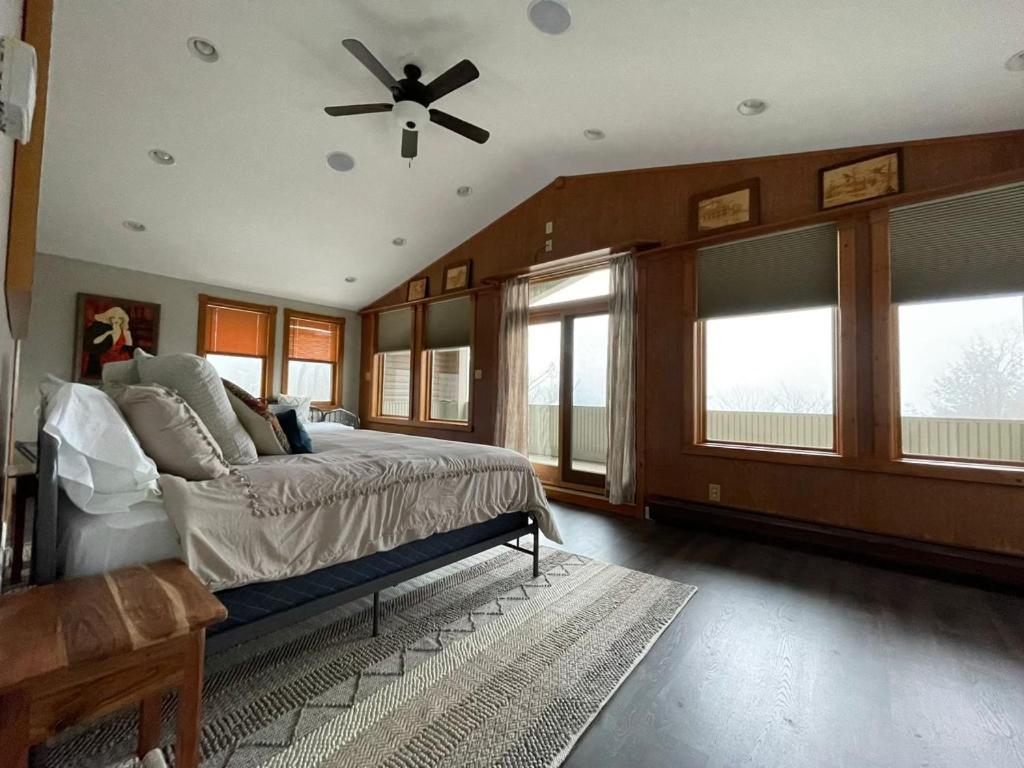All Decked Out - Newly Renovated Lake House with Amazing Views and Direct Lake Access! - Housity