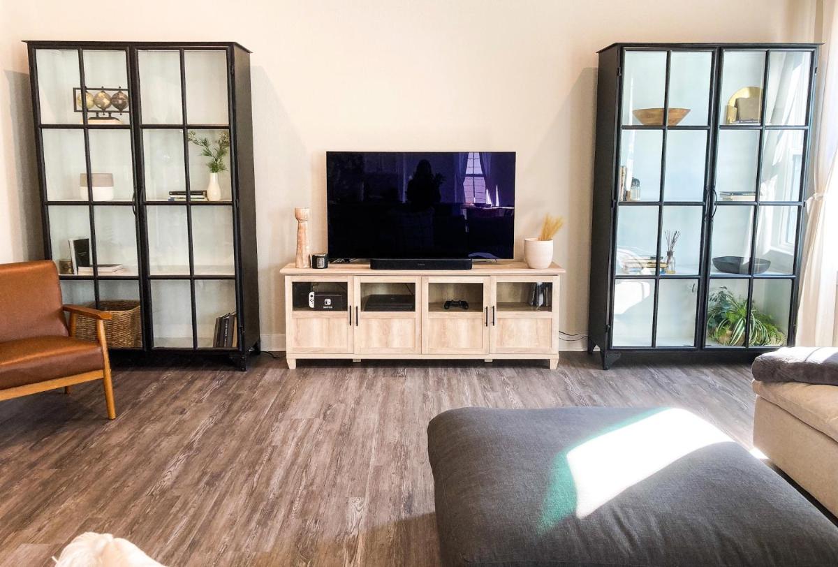 The Sparks Home! Relaxing Space + Lux Kitchen - Housity