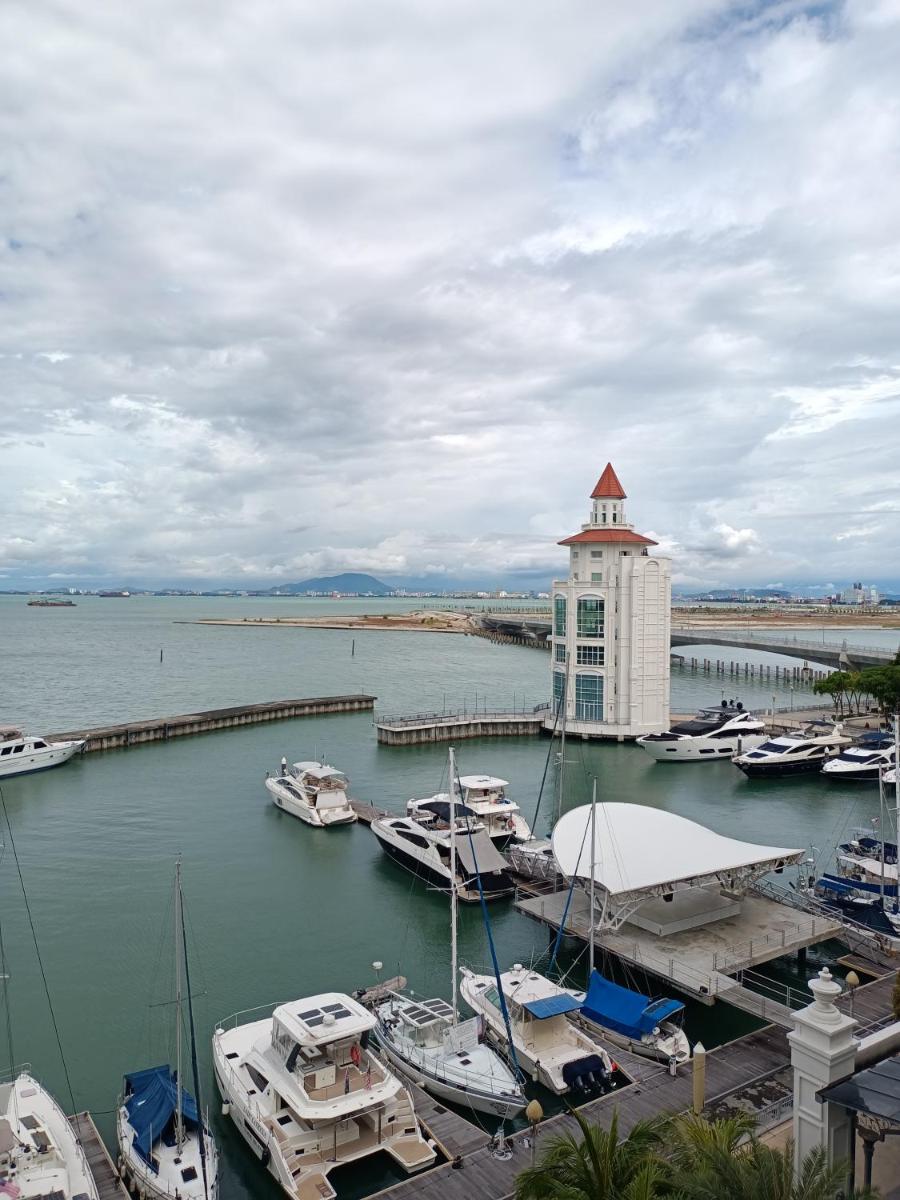 Straits Quay Marina Suites Penang By AuroraHomes - Housity